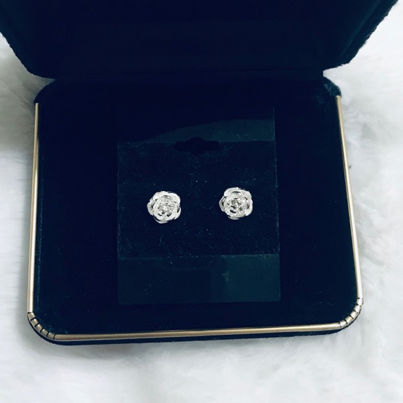 Lovely Dainty Sterling Silver 925s 3-D Flower Cherry Blossom Details Studs - Picture 3 of 14